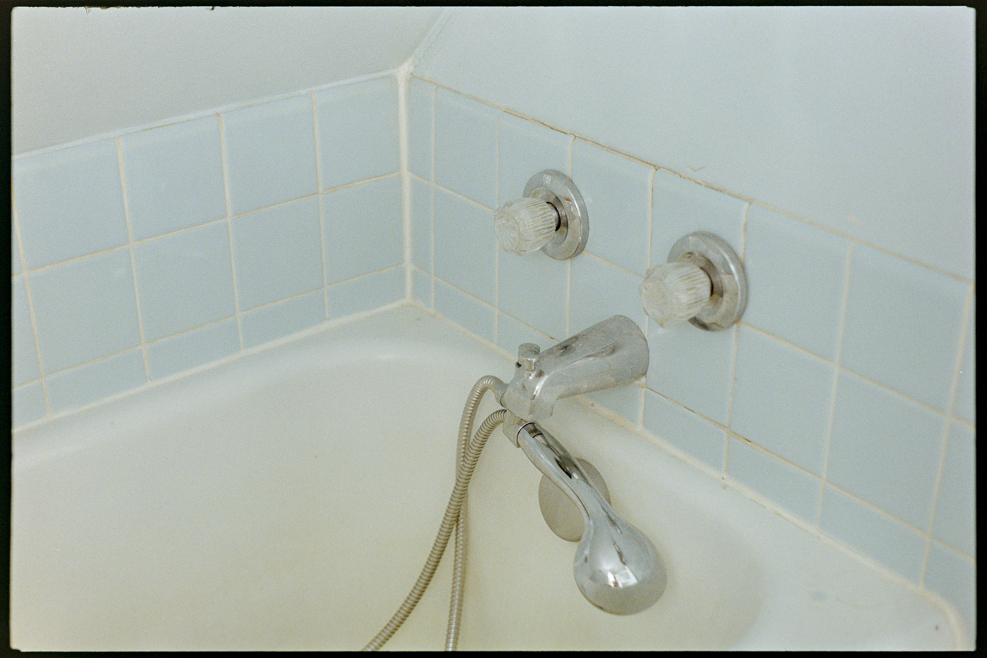 Spout and knobs of a baby blue bathtub