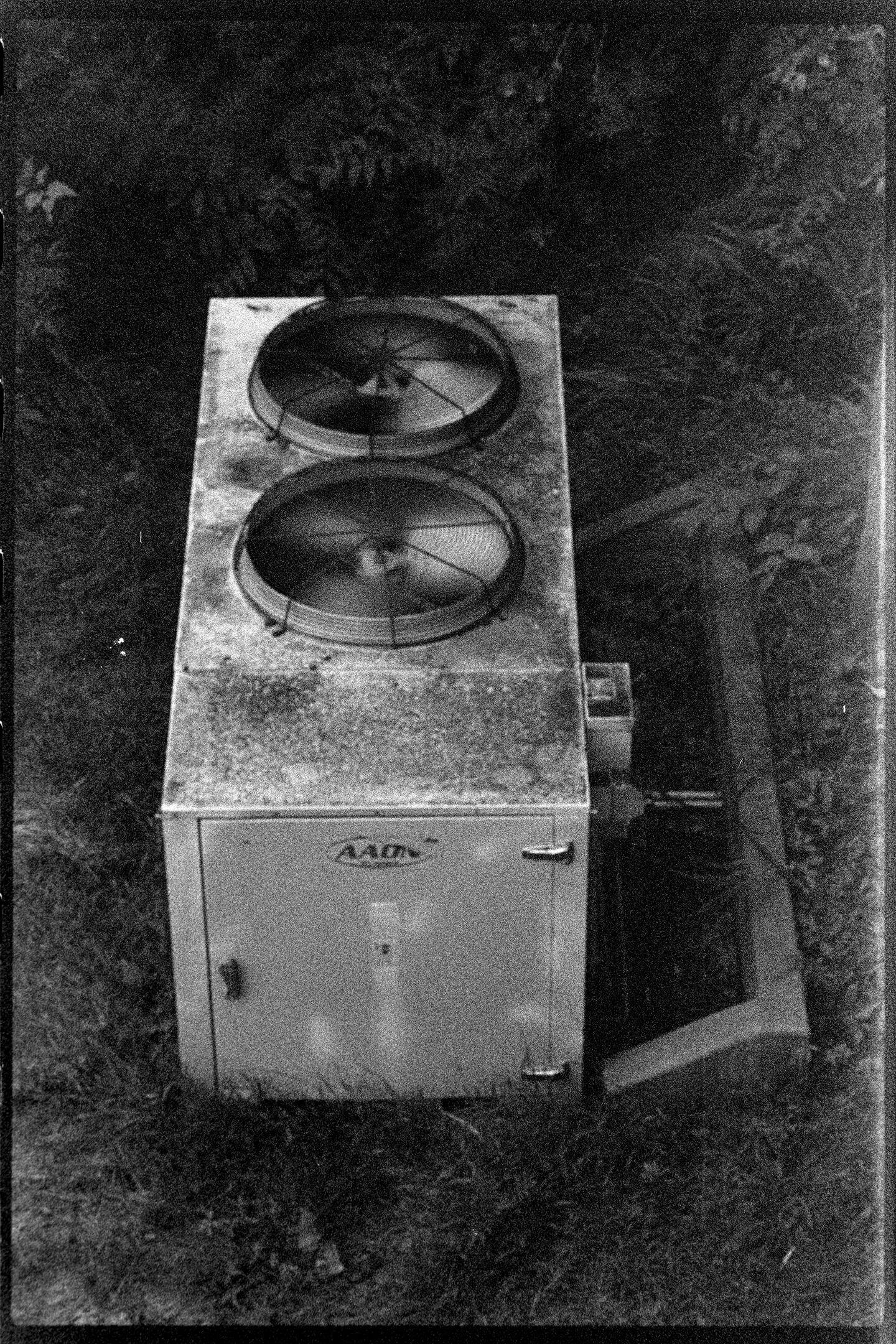 Air conditioning unit with spinning fans