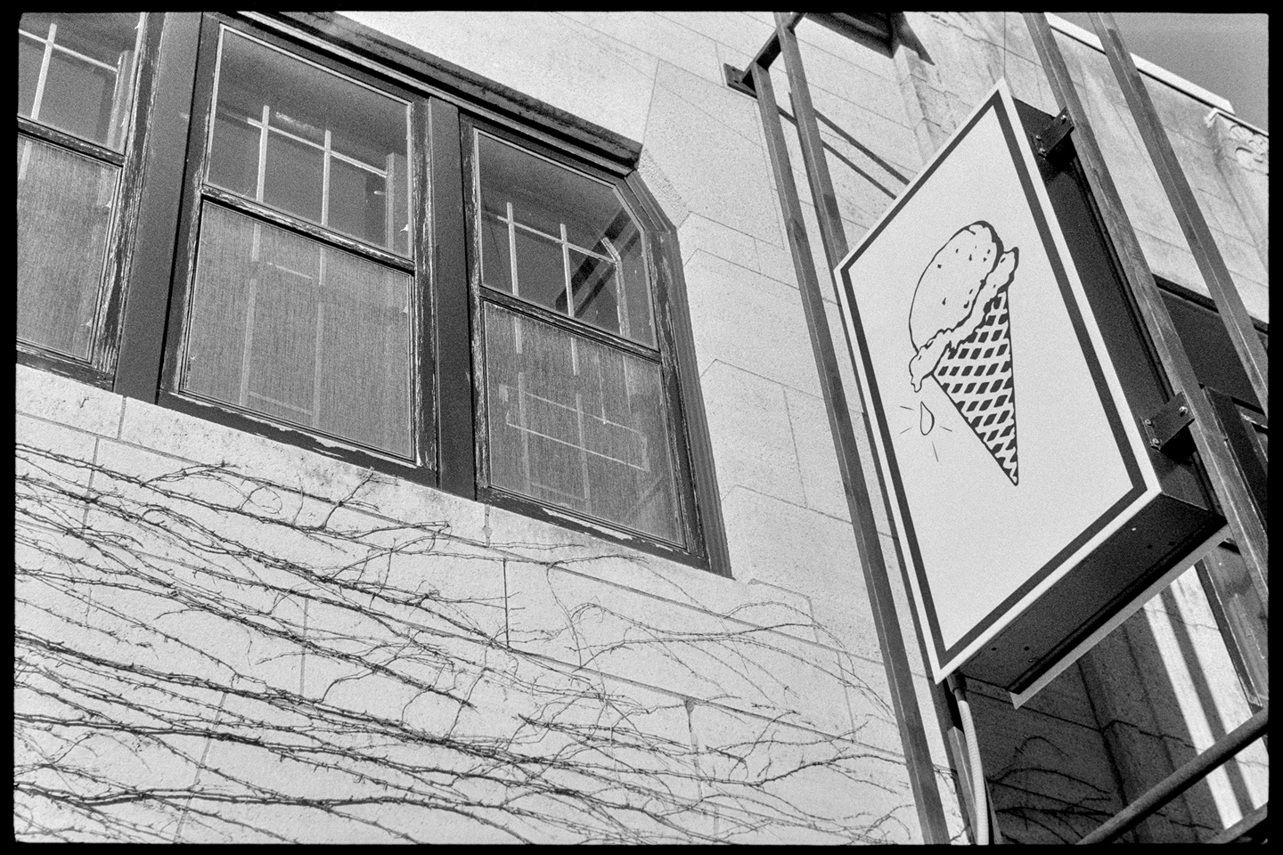 The exterior front of an ice cream shop in Minneapolis